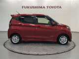 【まるごとクリーニング】シートを取り外し、車内を徹底洗浄。隅々まで丁寧に仕上げています。