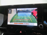 車両後方の映像を映すバックモニター。進路を確認しながら安全に車庫入れできます。