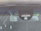 【シティブレーキアクティブシステム】走行中に前方の車両等を認識し、衝突しそうな時は警報とブレーキで衝突回避と被害軽減をアシスト。より安全にドライブをお楽しみいただけます。