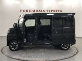 【まるごとクリーニング】シートを取り外し、車内を徹底洗浄。隅々まで丁寧に仕上げています。