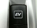 EVドライブモードで、早朝・深夜や屋内の駐車場などで、エンジン音や排気ガスを気にすることなく走れます。