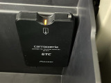 【ETC】有料道路を利用する際に料金所で停止することなく通過できる、ETC車載器(ノンストップ自動料金収受システム機器)が装備されています。セットアップを行うことで利用可能になります。