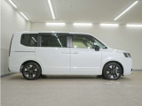 リアには左右スライドドアを採用。狭い駐車場でも開閉しやすく、強風の日でもドアが煽られにくくなっております。小さなお子さまやご年配の方も安心して乗り降りできます。