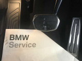 【ペダル】BMWはオルガン式アクセルペダルを採用しています。踏み込む足とペダルが同じ軌跡を描くため、かかとがずれにくく、アクセルコントロールがよりしやすくなるメリットがあります。