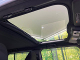 【ガラスルーフ】ガラスルーフ搭載で車内の解放感が一気にアップ!開放的なドライブをお楽しみいただけます。