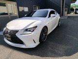 スピンドルグリルを起点とするワイド&ローのフロントビューと、張り出したホイールフレアで強調したタイヤの存在感が、俊敏な運動性能を予感させる。