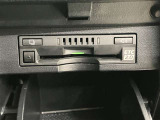 高速道路で便利な【ETC2.0】を装備しています。光ビーコン搭載で渋滞情報などナビゲーションと連動することで機能も充実いたします。他、観光施設に立ち寄るための高速料金割引サービス等もございます。