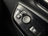 【電動格納ドアミラー】狭路の通行時や狭い場所に停車させるときに活躍する装備ですね。ボタン一つでドアミラーが格納されます。