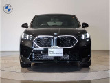 【BMWの伝統-1】BMWの特徴的な&ldquo;キドニーグリル&rdquo;は、80年以上続く伝統の形でございます。変わらないこだわりのデザインが、プレミアムブランド&ldquo;BMW&rdquo;を創り出します。