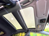 【パノラマルーフ】大型のガラスルーフ搭載で車内の解放感が一気にアップ!開放的なドライブをお楽しみいただけます。