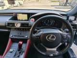 LEXUSの「エモーショナルな走り」のイメージをけん引するクーペ専用モデル「RC」。 速暖のステアリングヒーターとシートヒーターを完備。 至れり尽くせりである。