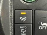 【ワイパーデアイサー】ワイパーが凍って動かない!そんな時はスイッチを入れることで、ワイパー付近の電熱線が温められ、ワイパーが動かせるようになります。寒冷地や冬期に役立つ機能です。