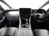 上質で落ち着いた印象のインパネ。視界も広々で運転しやすいです。