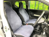 運転席まわりには十分なスペースがあり、大柄な方でもゆったり運転していただける環境です。