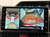 【パノラマモニター】 上から見下ろしたような映像が、運転の不安を軽くします。
