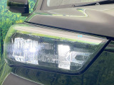【LEDヘッドライト】悪天候や夜間走行時も良好な視界を確保し安心して運転できる高輝度LEDヘッドライトを装備!点灯速度が早く、消費電力も抑えられています。