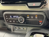 【オートエアコン】一度お好みの温度に設定すれば、車内の温度を検知し風量や温度を自動で調整。暑い&hellip;寒い&hellip;と何度もスイッチ操作をする必要はありません。快適な車内空間には必須の機能ですね♪