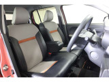 フロントベンチシートだから運転席足元もゆったり、広々快適です♪