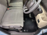 運転席シート足元です。