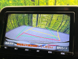 【バックカメラ】駐車時に後方がリアルタイム映像で確認できます。大型商業施設や立体駐車場での駐車時や、夜間のバック時に大活躍!運転スキルに関わらず、今や必須となった装備のひとつです!