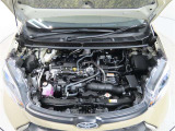 車にとって、とても大切な部分のエンジンルーム。綺麗に清掃済みで安心です。
