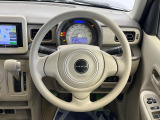 インテリアに合わせたデザインのステアリングは、運転される方のことも考え、運転しやすい形状、大きさです。是非一度、実際に触ってお確かめください。