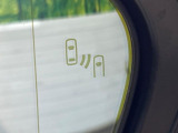 【ブラインドスポットモニター】走行中、ドアミラーの死角になりやすい箇所に後続車が接近するとサイドミラーのレンズに警告を表示!ドライバーに注意喚起をしてくれます。