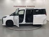 【まるごとクリーニング】シートを取り外し、車内を徹底洗浄。隅々まで丁寧に仕上げています。