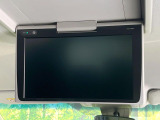 【フリップダウンモニター】大画面モニターで後席でもエンタメをお楽しみいただけます。小さなお子様にも大人気の装備です♪