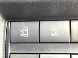 【ハンズフリー機能付き両側パワースライドドア】スライドドアの下に足先を入れてすぐ引くと、自動的にスライドドアが開閉します!荷物で両手がふさがった状態でも、ドアの開閉ができてとっても便利!