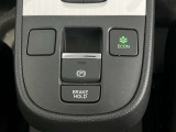 ブレーキを踏んで停車するとブレーキ状態が保持される便利なブレーキホールド付き!