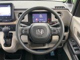 インテリアに合わせたデザインのステアリングは、運転される方のことも考え、運転しやすい形状、大きさです。是非一度、実際に触ってお確かめください。