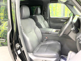 運転席まわりには十分なスペースがあり、大柄な方でもゆったり運転していただける環境です。