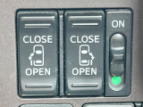 【両側パワースライドドア】スマートキーや運転席のスイッチで後席両側スライドドアの開閉が可能♪電動だから力を入れてドアを開ける必要が無く、小さなお子様でも簡単に開け閉めでき快適です♪