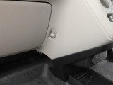 インパネ助手席側にはショッピングフックがあり荷物をサッと掛けられます。
