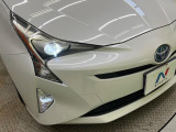 【LEDヘッドライト】悪天候や夜間走行時も良好な視界を確保し安心して運転できる高輝度LEDヘッドライトを装備!点灯速度が早く、消費電力も抑えられています。