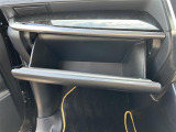 【グローブボックス】大容量のグローブボックスです!!車検証ケース他、日頃使う小物類の収納スペースもたくさんあります!