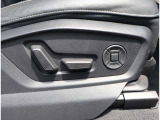 Audi正規ディーラーが高品質をお約束。高度な訓練・教育を受けたAudi専任メカニックが、100項目にもおよぶ精密な点検を実施。すべてクリアしたAudi車だけ、あなたのお手元に届けられるのです