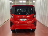 跳ね上げ式バックドアなので、雨天時の荷物の出し入れの際も濡れにくいです。