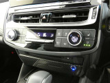 左右独立温度コントロールオートエアコンです。運転席、助手席それぞれで独立して温度設定ができます。冷え性の方が乗っても安心ですね♪