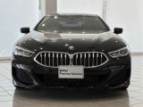 BMWレーザーライト。従来のLEDヘッドライトの約2倍に相当する最長650mまでの距離を照射。夜間の視認性を飛躍的に高め安全性を向上させています。