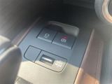 【電動パーキングブレーキ】ブレーキを踏んで停車したときにブレーキペダルから足を離しても停車状態を維持することができます。