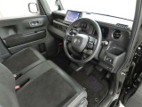 シンプルで使いやすいデザインの運転席です。
