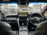 スタイリッシュなデザインのインパネ。各操作スイッチは使いやすい位置に配置されてます。