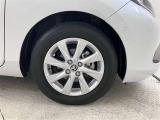 純正のアルミホイール装着。タイヤサイズは185/65R15