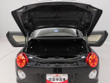 オープンスポーツカーながら、荷物を積める実用的なトランクスペースを確保しています。
