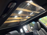 【パノラマルーフ】大型のガラスルーフ搭載で車内の解放感が一気にアップ!開放的なドライブをお楽しみいただけます。