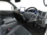 シンプルで使いやすいデザインの運転席です。