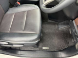 運転席シート足元です。
