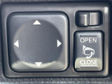 ◆【電動格納ミラー】運転席のスイッチで、ドアミラーの開閉や角度の調整ができます。